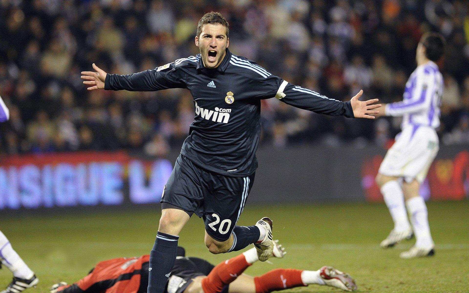 姆巴佩帽子戏法助巴黎圣日耳曼登顶法甲，梅西伤退引关注